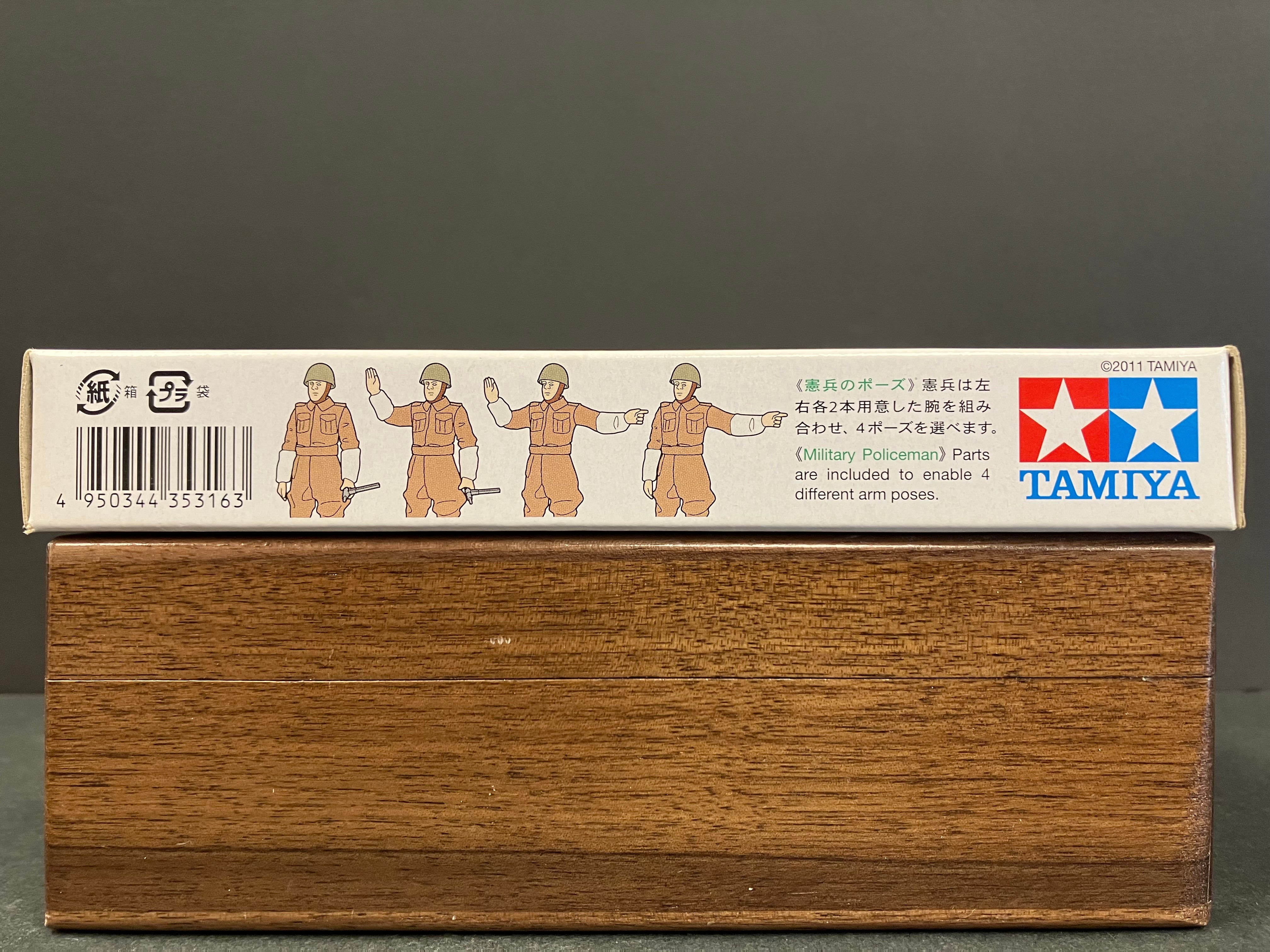 1/35 Scale Military Miniature Series: No. 316 British BSA M20 Motorcycle with Military Police Set