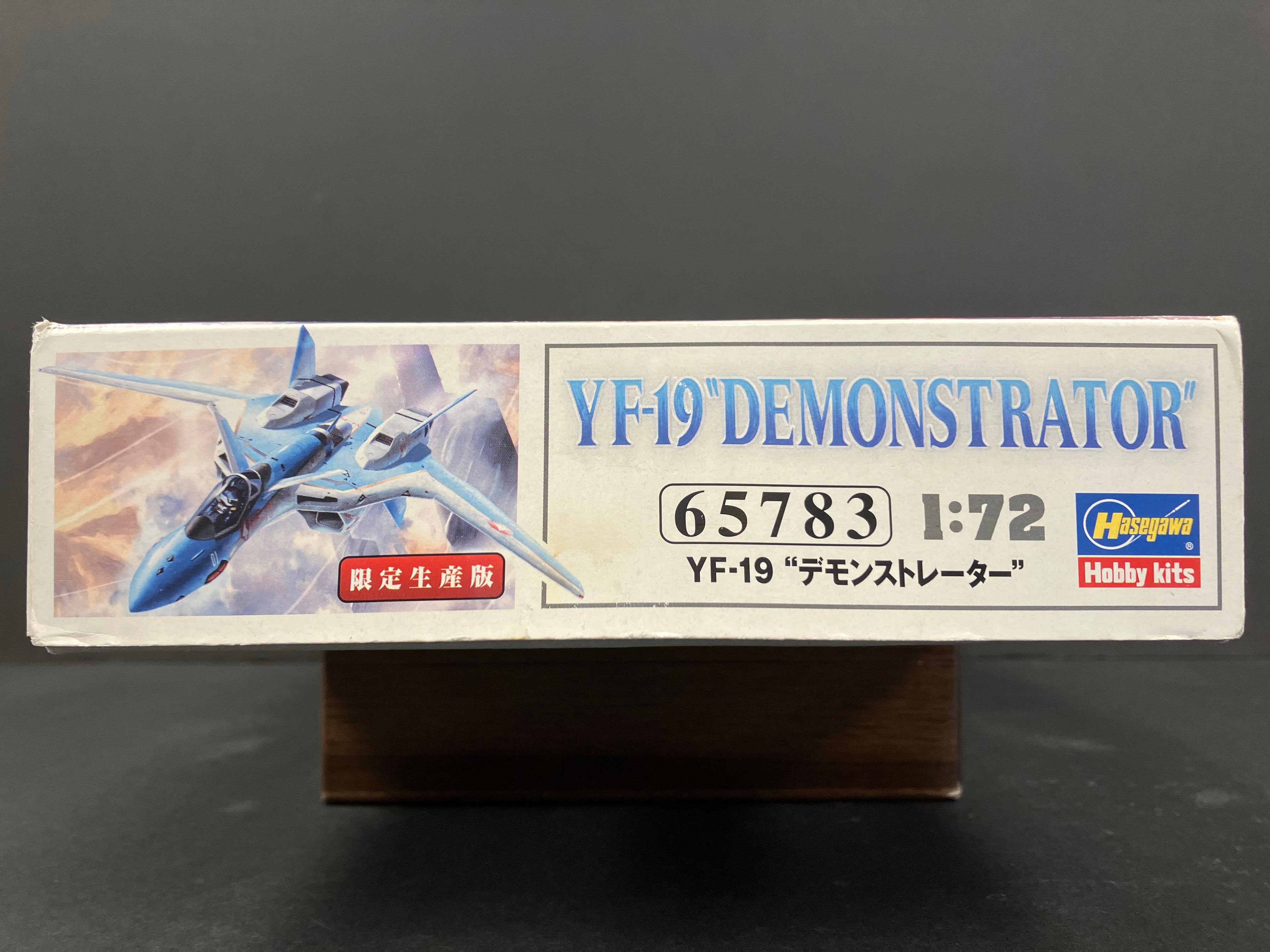 MacCross Plus Series 1/72 Scale VF-19 Demonstrator [YF-19 “デモンストレーター”] (Limited Edition)