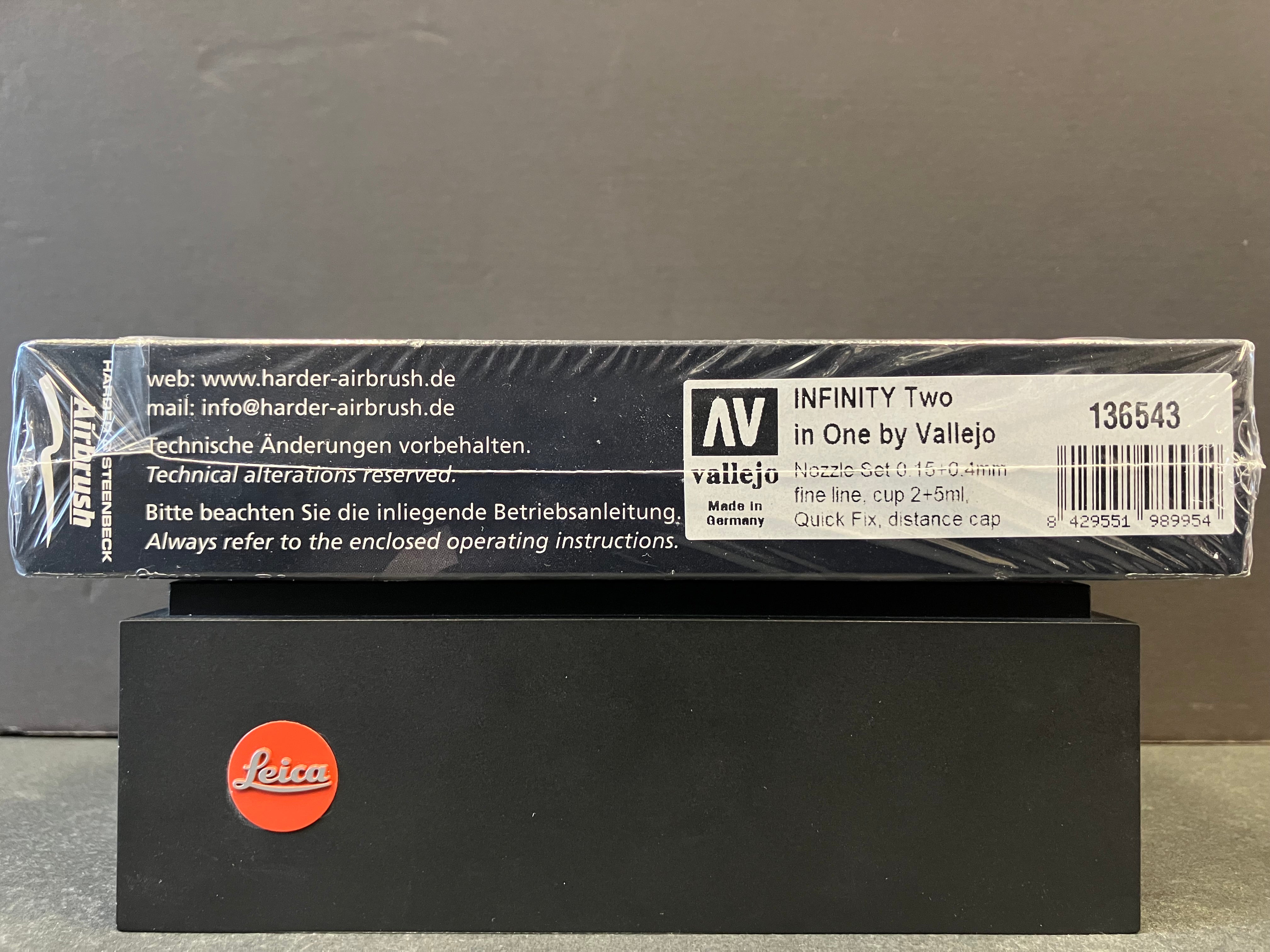 Infinity Two in One by Acrylicos Vallejo 0.15 + 0.4 mm Fine Line Airbrush [Special Edition] 136543